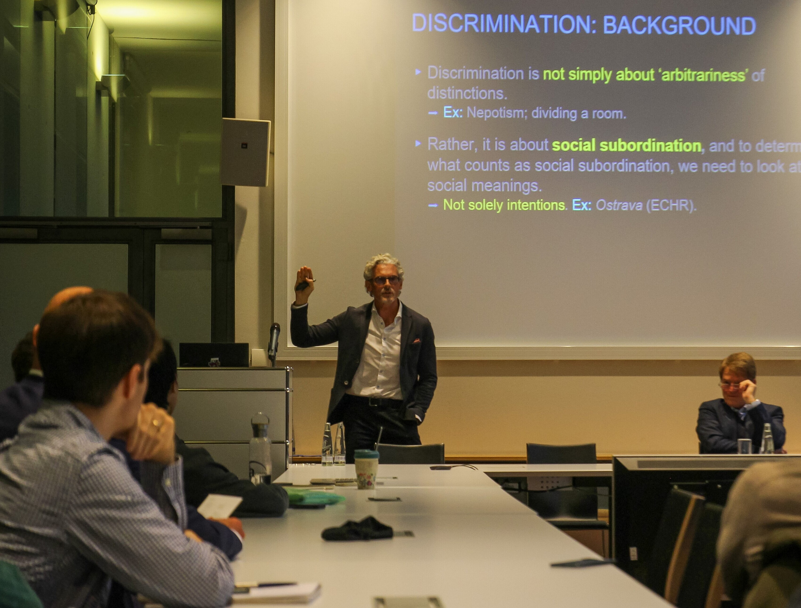 Prof. Andrea Sangiovanni hält ein Vortrag an dem Institut.