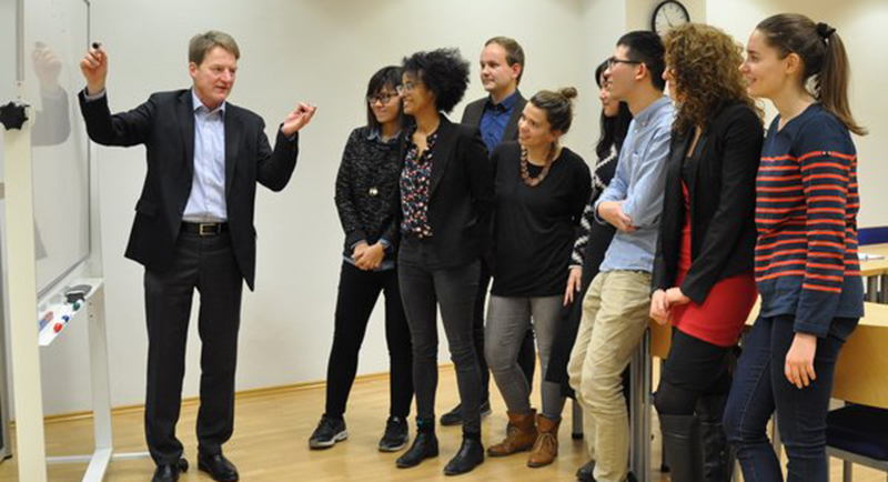Prof-Dr-Becker-Seminar-mit-Doktoranden Prof-Dr-Becker-Seminar-mit-Doktoranden